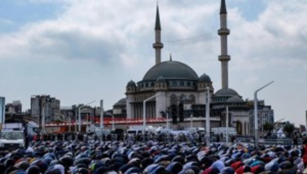 Taksim'e yapılan cami kılınan cuma namazıyla ibadete açıldı