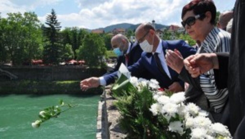 Bosna Savaşında diri diri yakılan üç bin kurban güllerle anıldı