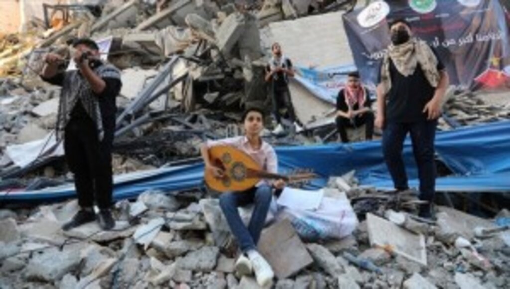 Gazze'de, İsrail saldırılarında yıkılan Hanadi binasının enkazı üzerinde konser verildi