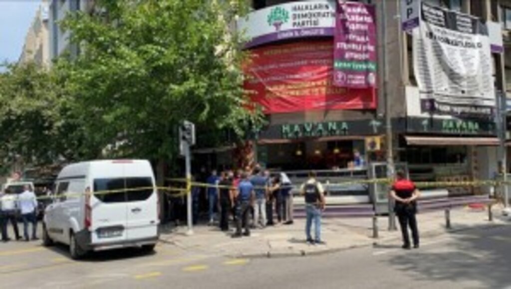 HDP İzmir İl Başkanlığında bir kişiyi öldüren silahlı saldırgan gözaltına alındı