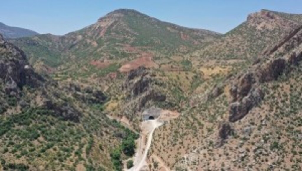 Huzurun tesis edildiği Siirt ve Şırnak'ta dağlarda açılan tünellerle ulaşım kolaylaşacak
