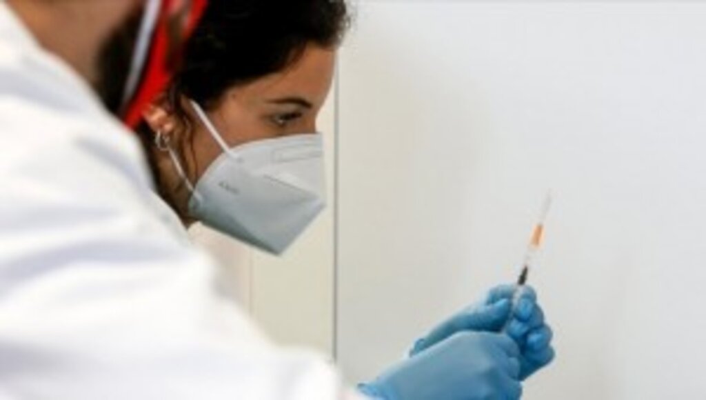 Kovid-19 aşısı için 40 yaş ve üstü vatandaşlara randevu verilmeye başlandı