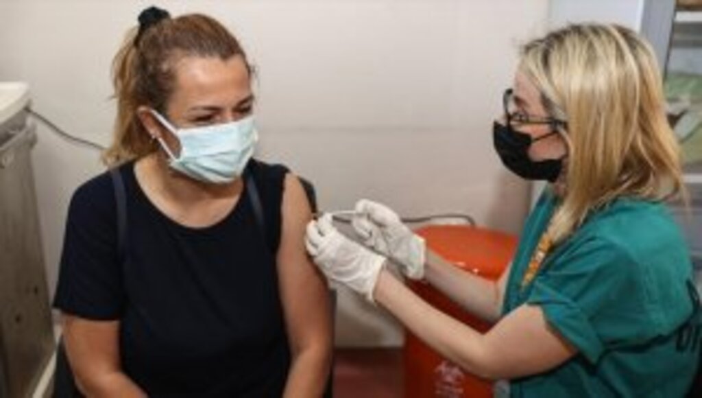 Kovid-19'la mücadelede uygulanan haftalık aşı sayısı haziranda 4 kat arttı