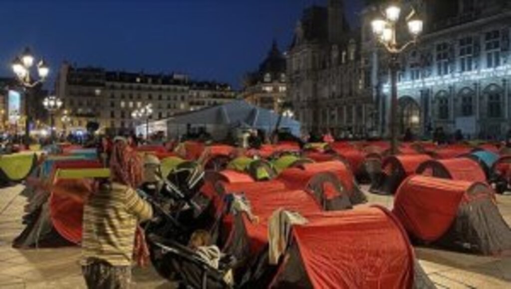 Paris Belediyesi önünde çadır kuran evsiz göçmenler tahliye edildi