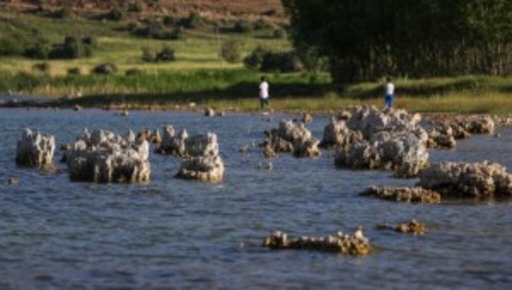 Van Gölü'nde su çekilince binlerce yıllık mikrobiyalitler ortaya çıktı