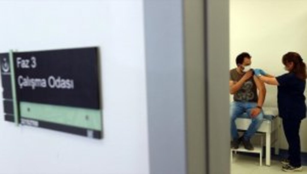 Yerli aşı 'TURKOVAC' faz 3 çalışması kapsamında gönüllülere uygulanıyor 