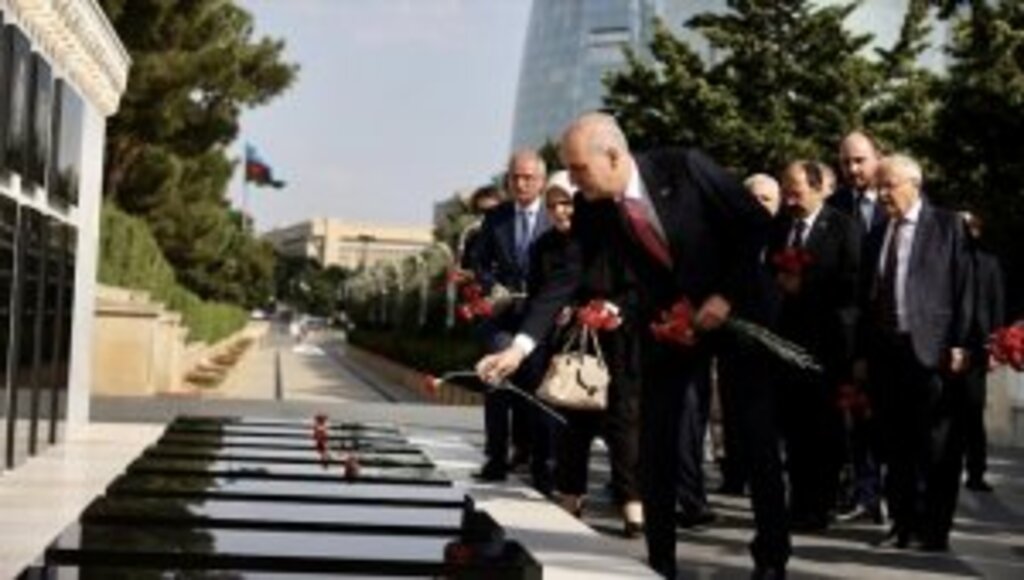 AK Parti heyeti Azerbaycan'da şehitlikleri ziyaret etti