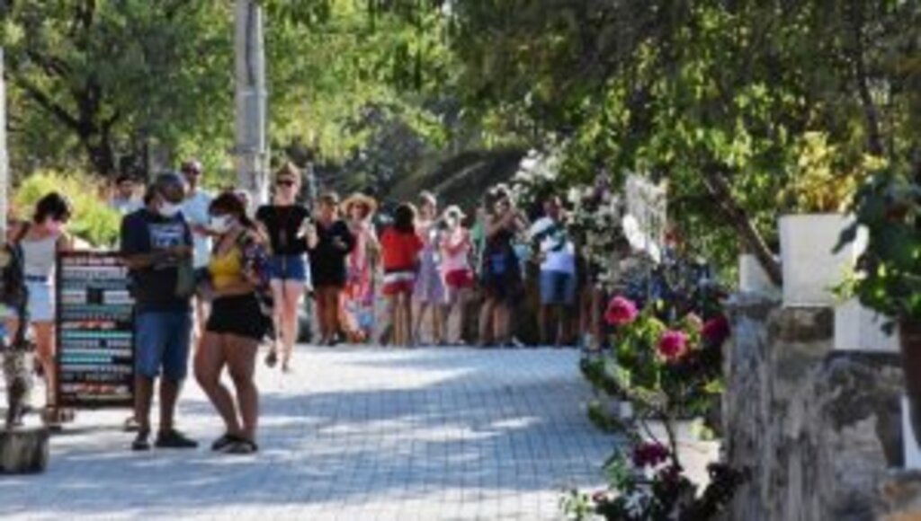 Ege ile Akdeniz'in buluştuğu Datça, bayramda nüfusunun dört katı turist ağırlıyor
