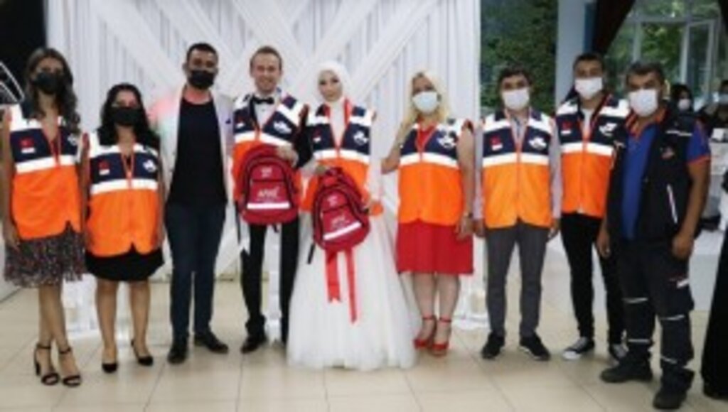 Gelin ve Damadın Takısı Afet ve Acil Durum Çantası Oldu