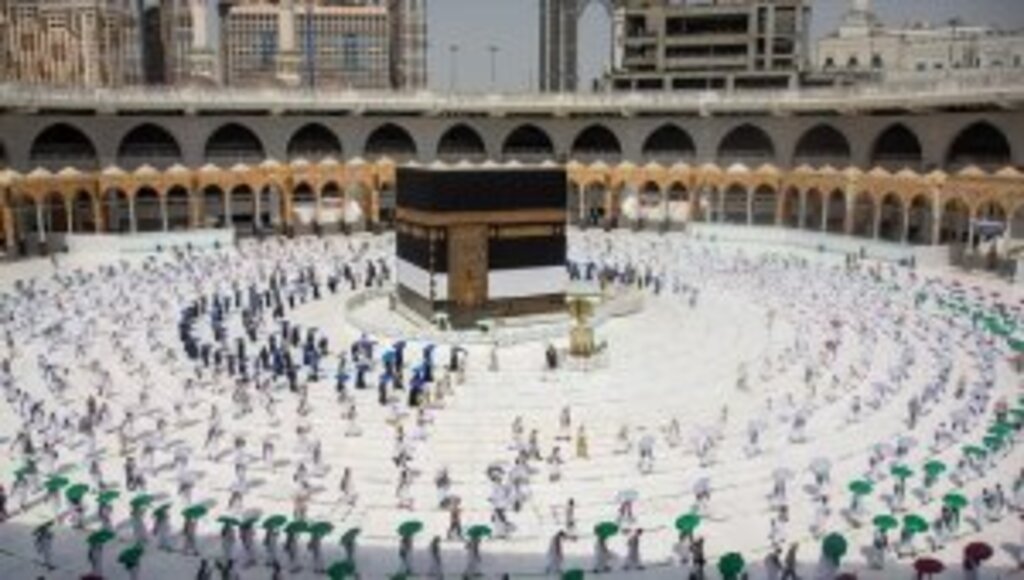 Hacı adayları, Kabe'de ilk tavaflarını yapmaya başladı