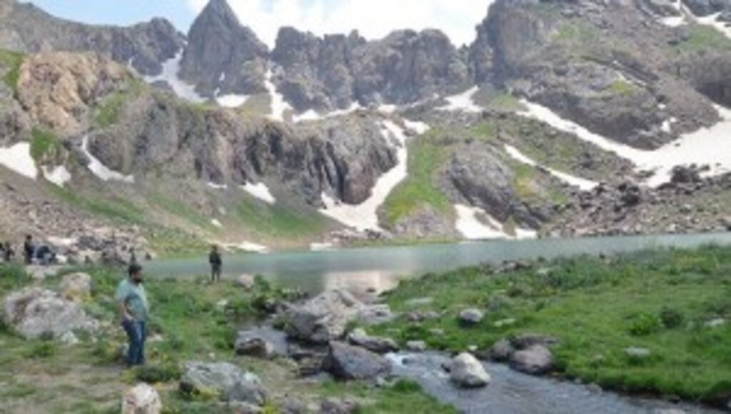 Huzurun adresi Cilo Dağları'nda erbane ve santur dinletisi