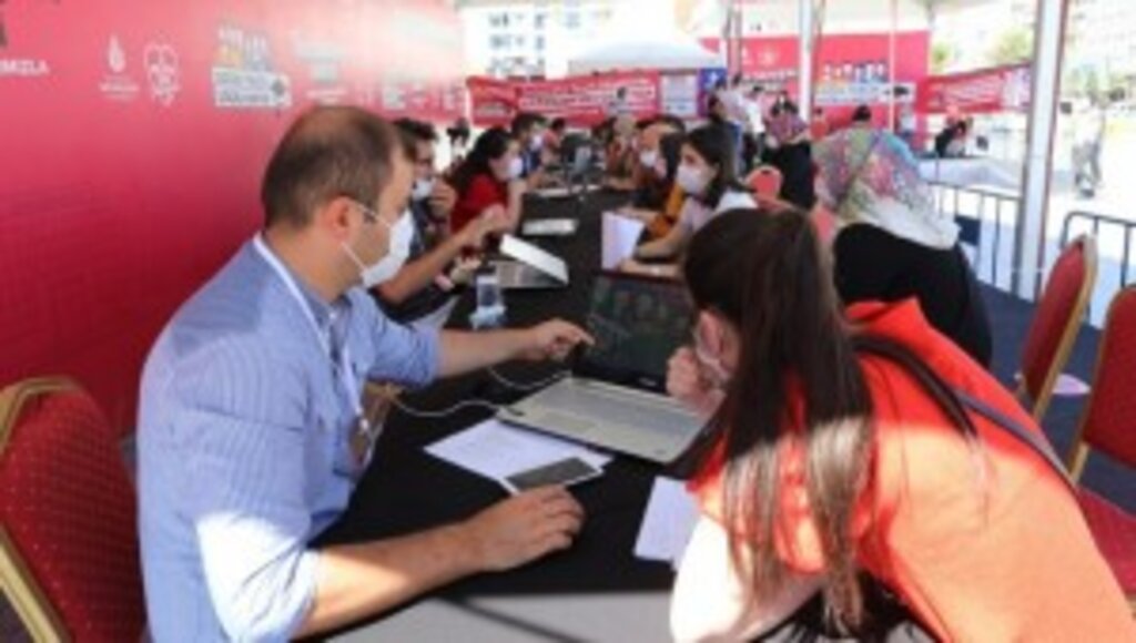 İBB’DEN ÜNİVERSİTELİ ADAYI GENÇLERE REHBERLİK HİZMETİ