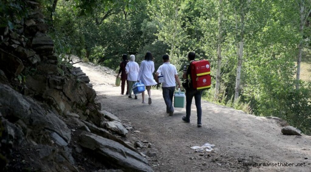 'Kovid-19 savaşçıları' köy köy gezerek vatandaşları aşılıyor