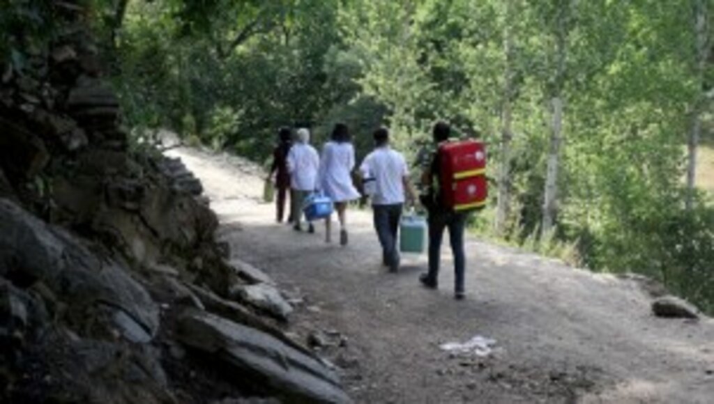 'Kovid-19 savaşçıları' köy köy gezerek vatandaşları aşılıyor