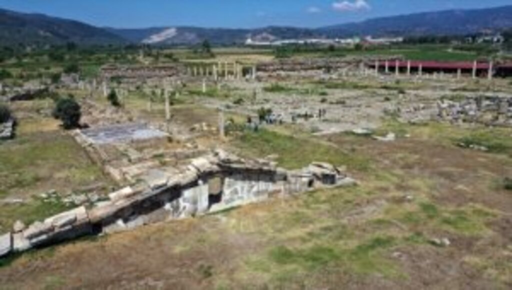 Magnesia Antik Kenti'ndeki kazılarda hedef toprak altındaki Zeus tapınağı