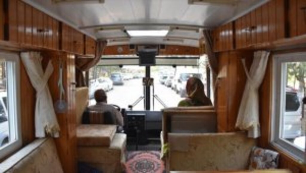 Motokaravana dönüştürdüğü eski model yolcu minibüsüyle Türkiye'yi geziyor