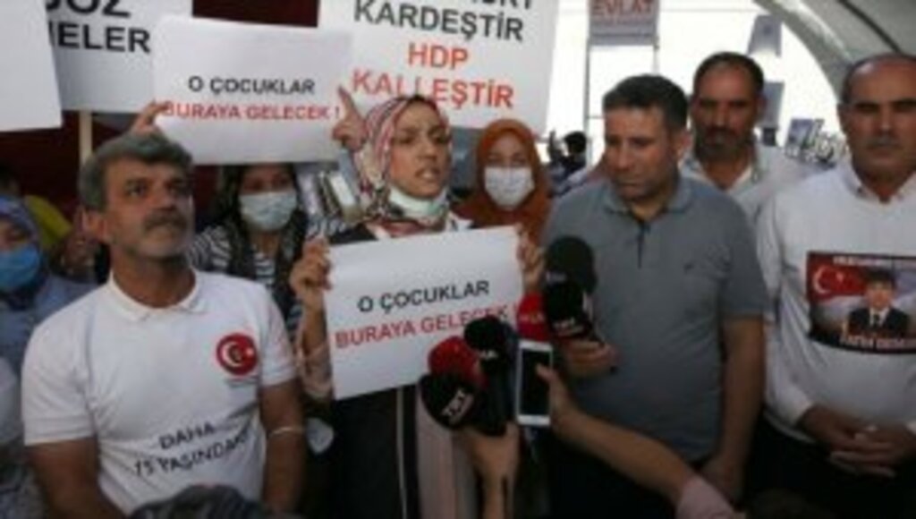 Oğlu teslim olan Diyarbakır annesi Biçer sevincini diğer annelerle paylaştı