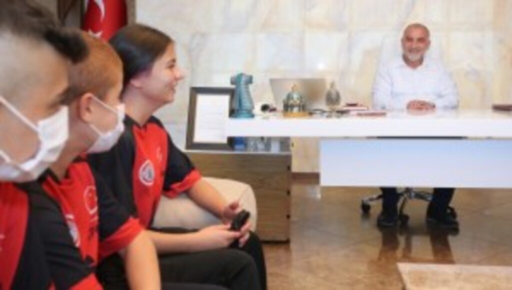 RİNGİN YILDIZLARINDAN BAŞKAN SANDIKÇI’YA MADALYA SÖZÜ