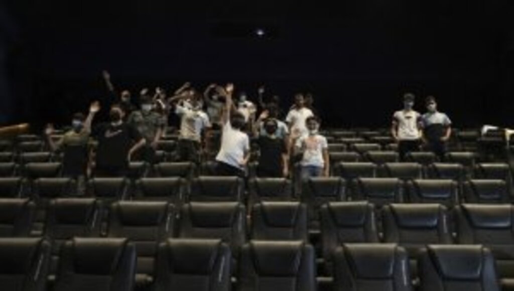 Sinema salonları misafirlerini yeniden ağırlamaya başladı