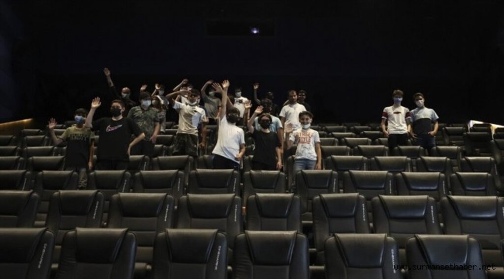 Sinema salonları misafirlerini yeniden ağırlamaya başladı