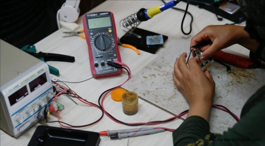 Suriyeli kadınlar güneş enerjili şarj cihazı üretimiyle ekonomik bağımsızlıklarını kazanmaya çalışıyor