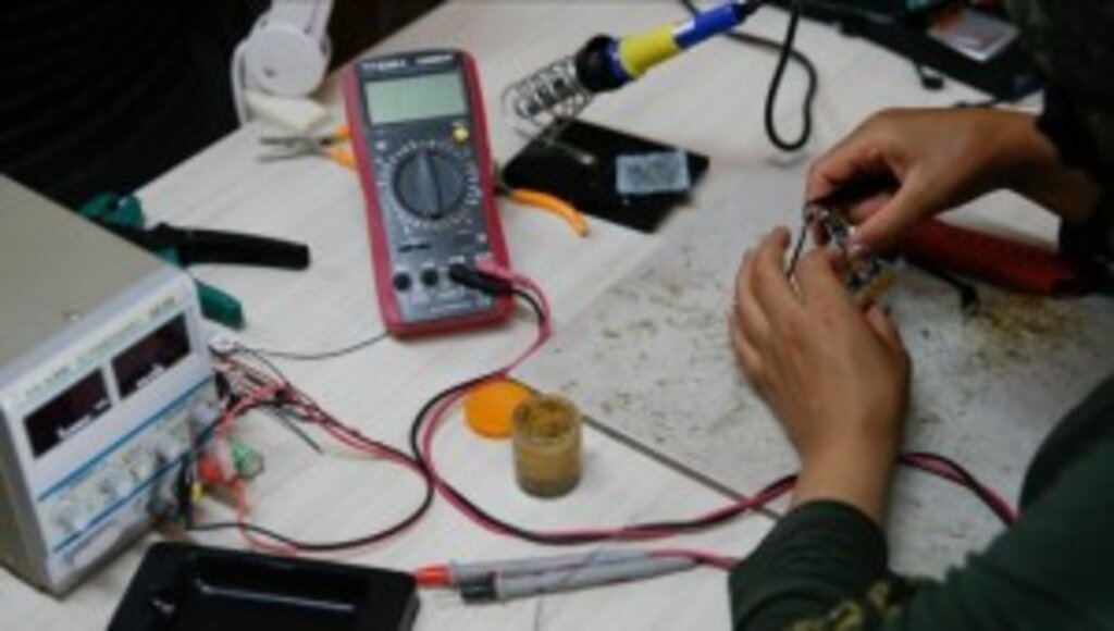 Suriyeli kadınlar güneş enerjili şarj cihazı üretimiyle ekonomik bağımsızlıklarını kazanmaya çalışıyor