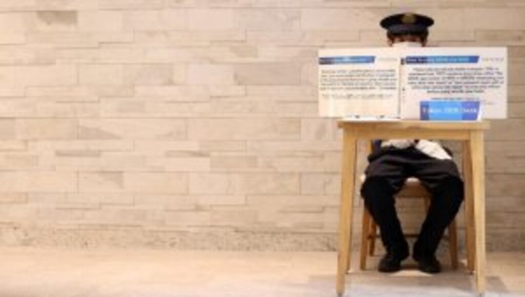 Tokyo'da sessiz bekliyor