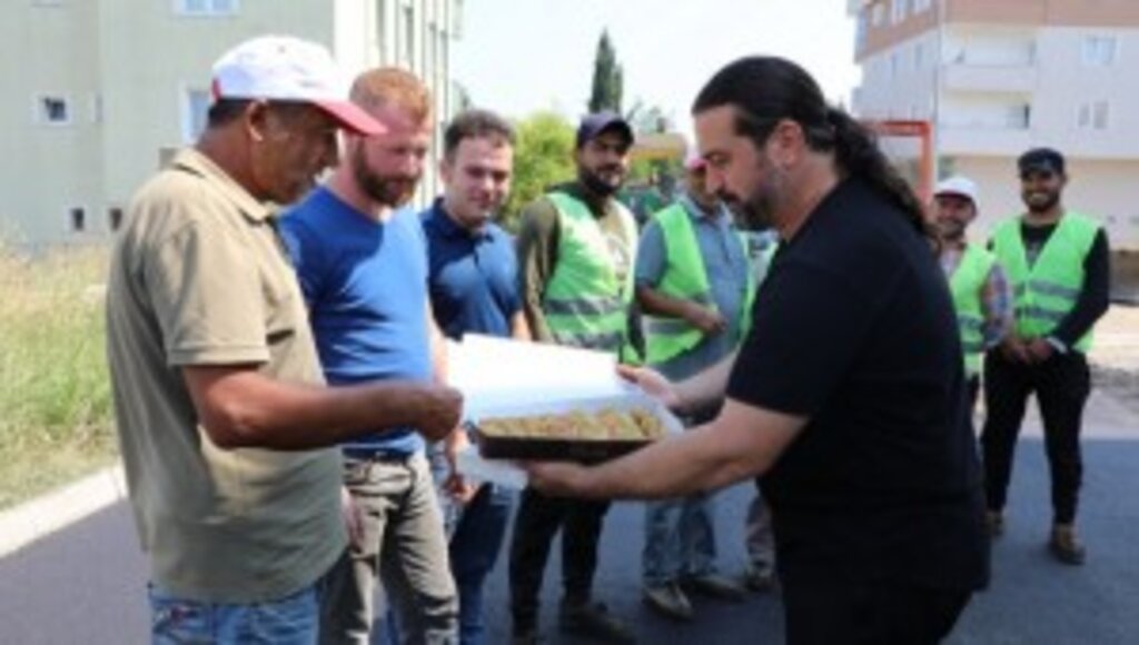 BELEDİYE MECLİS ÜYESİ ADEM YILDIRIM’DAN ASFALTLAMA EKİBİNE TATLI SÜRPRİZ