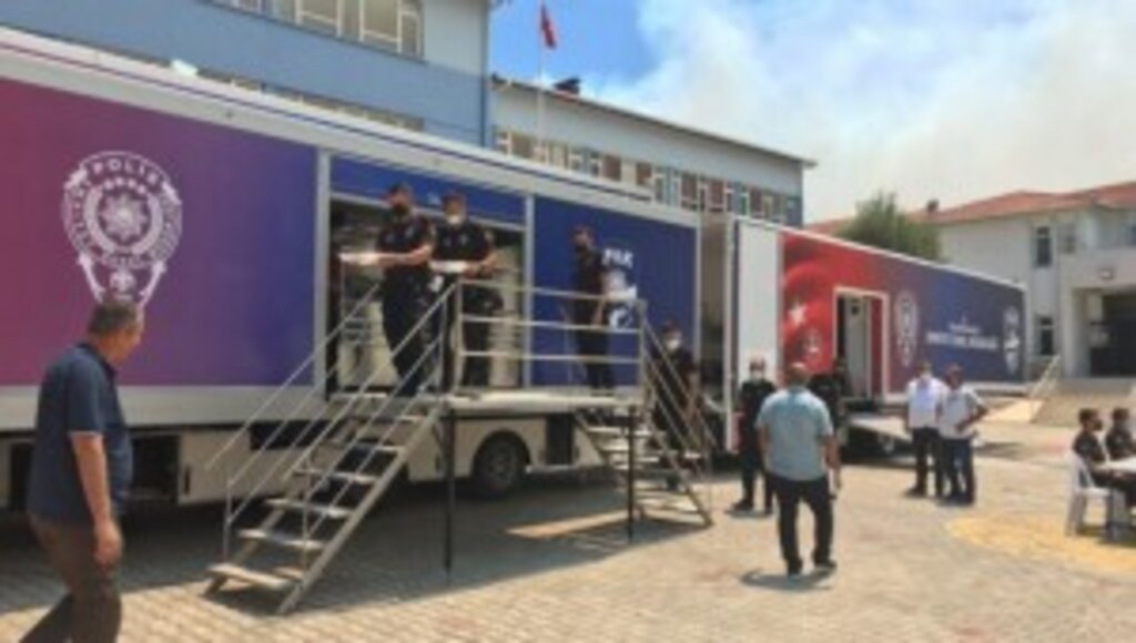 EGM, Mobil Mutfak Tırlarıyla da Afet Bölgesinde Yemek Dağıtımına Başladı