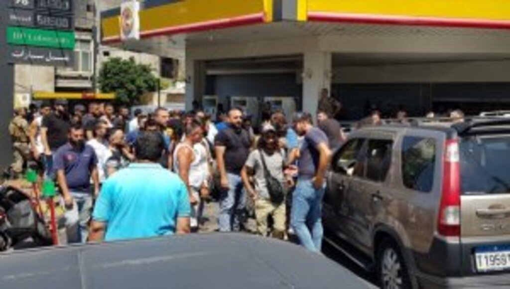 Ekonomik krizdeki Lübnan'da elektrik kesintileri ve yakıt kuyrukları hayatı çekilmez hale getiriyor