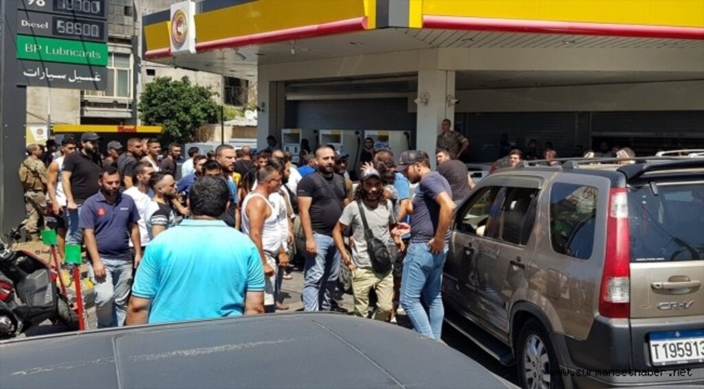 Ekonomik krizdeki Lübnan'da elektrik kesintileri ve yakıt kuyrukları hayatı çekilmez hale getiriyor