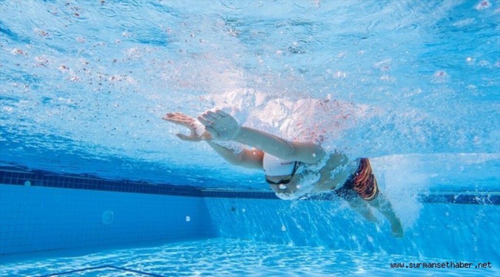 Günde 8 kilometre yüzen otizimli Artun, kulaçlarını milli forma için atıyor