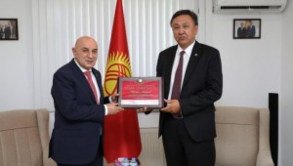 KIRGIZİSTAN CUMHURBAŞKANI CAPAROV’DAN BAŞKAN ALTINOK’A DEVLET NİŞANI