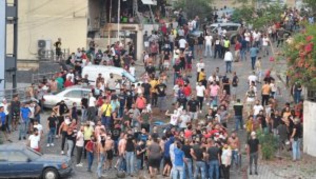 Lübnan'da onlarca kişi, akaryakıt sübvansiyonunu kaldıran Merkez Bankası Başkanı'nın evini basmak istedi