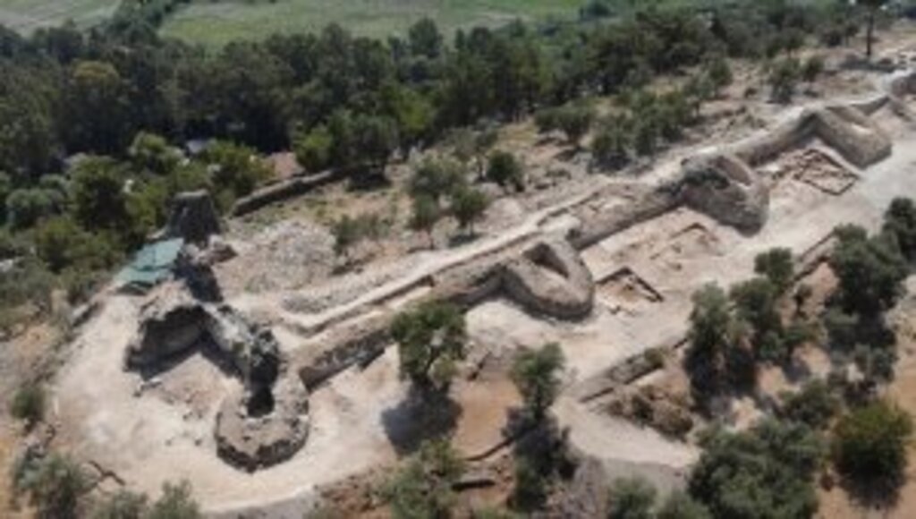 Muğla Akyaka'daki Orta Çağ'dan kalma kale surları gün yüzüne çıkarılıyor