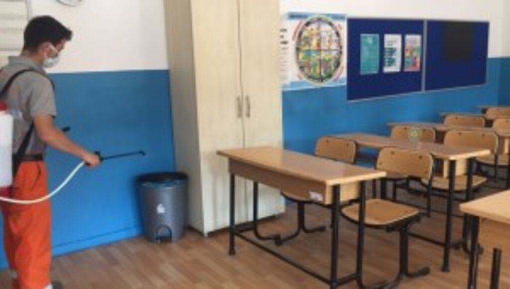 OKUL SEZONU ÖNCESİ OKULLARDA TEMİZLİK VE DEZENFEKTAN ÇALIŞMASI YAPILIYOR