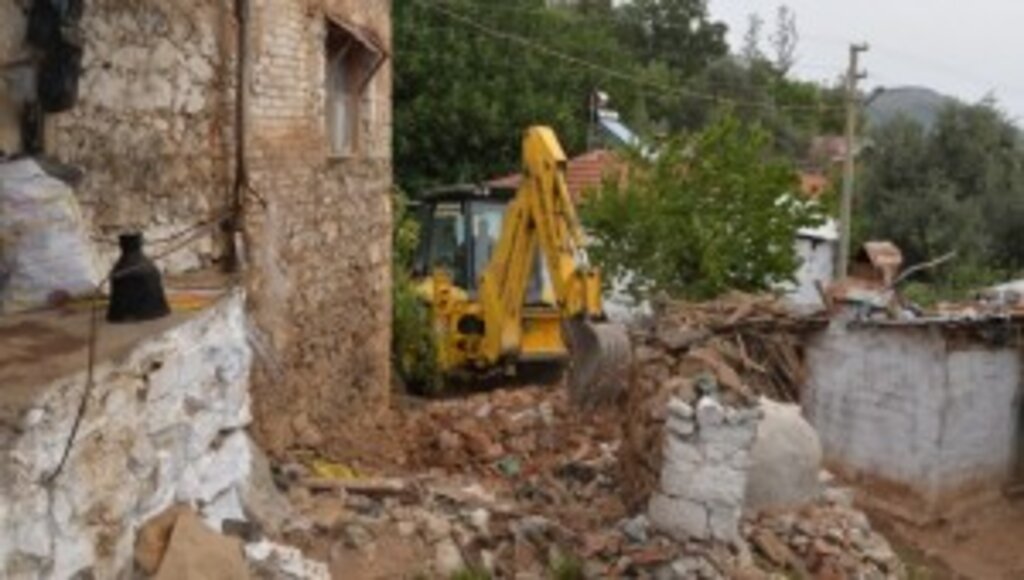 Orman şehidi Erdal Tovka’nın baba ocağında kullanılamayan kısımlar yeniden inşa ediliyor