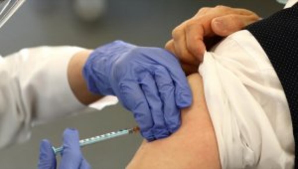 Pfizer, üçüncü doz Kovid-19 aşısının antikor seviyesini üç kattan fazla artırdığını duyurdu