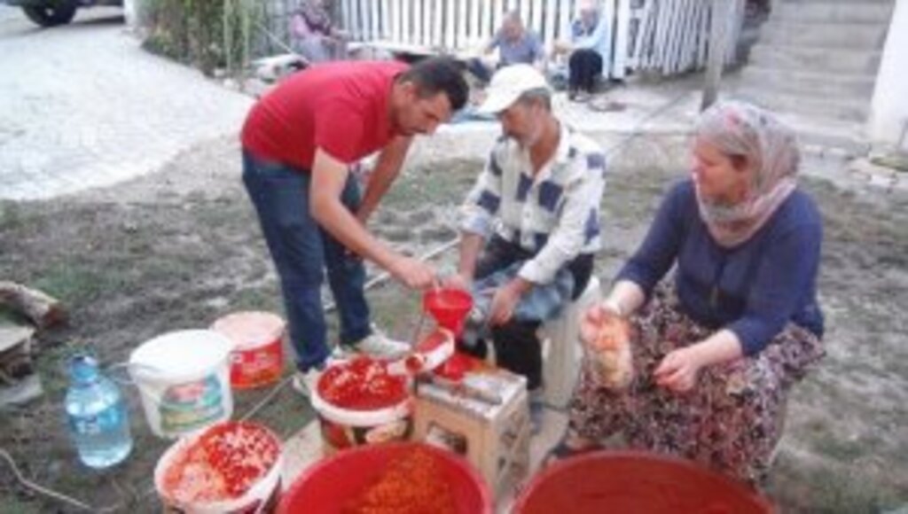 "Sakin Şehir" Taraklı'da kadınların imece usulü kış hazırlığı başladı