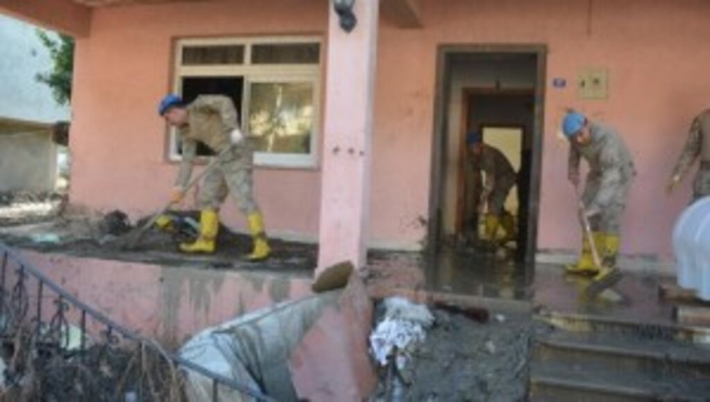Sel Yaşanan Kastamonu'da Vatandaşlarımız Evlerini Temizleyen Jandarma'ya Minnettar