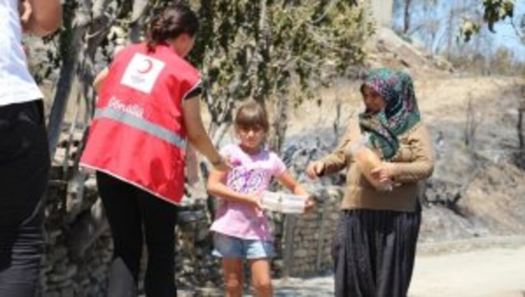 Türk Kızılay'ın yaklaşık 10 bin 500 gönüllüsü yangın mağdurlarına desteğin ön saflarında
