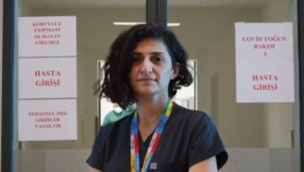 Bebeğini göremeden ölen annenin üzüntüsünü yaşayan doktordan aşı çağrısı