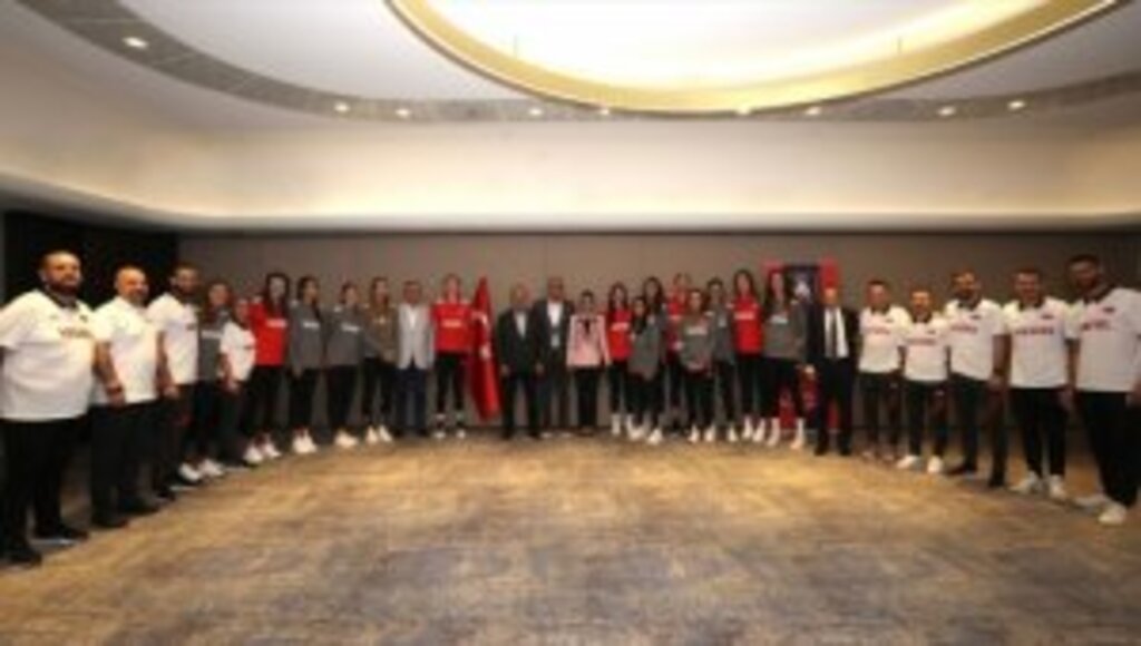 Dışişleri Bakanı Çavuşoğlu'ndan Filenin Sultanlarına moral ziyareti