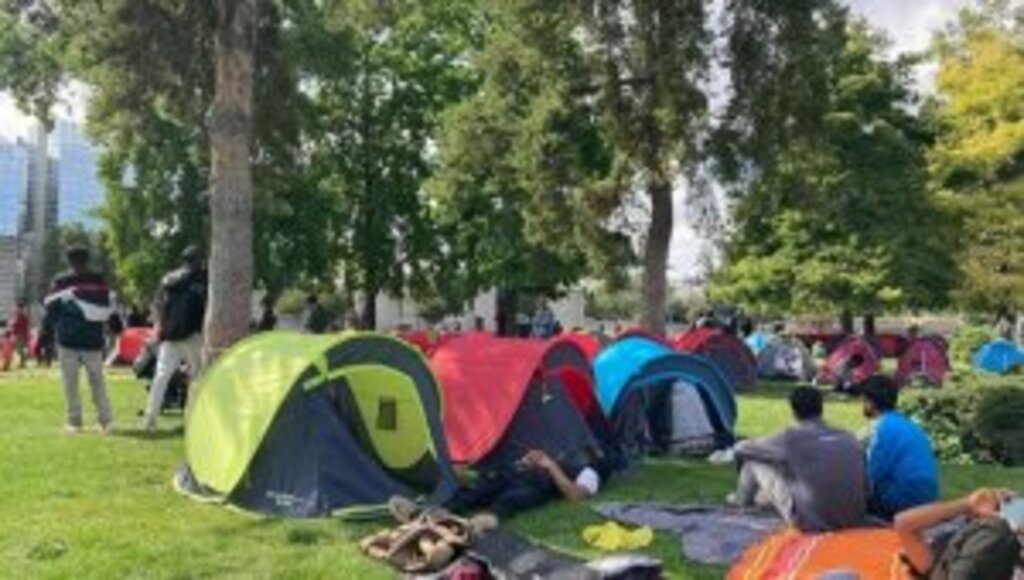 Fransa'da aylardır sokaklarda kalan 600 göçmen ve evsiz Paris Valiliği önünde çadır kurdu