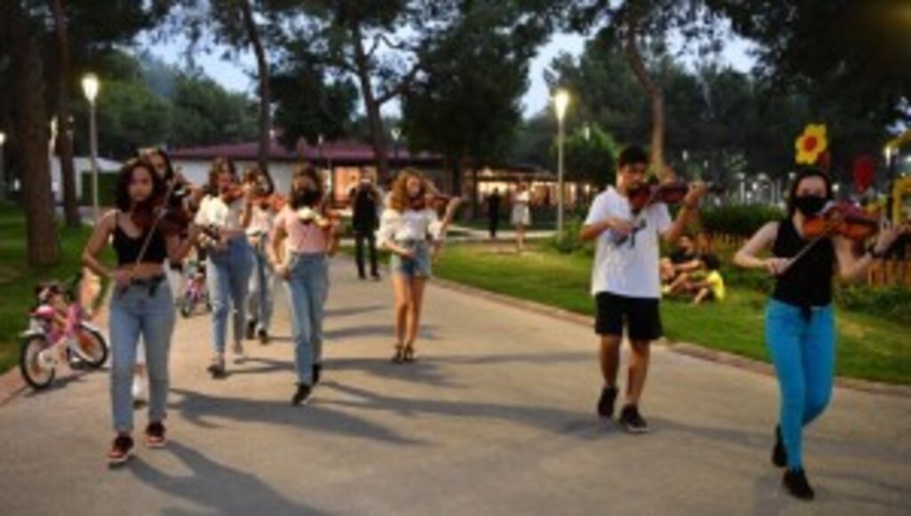 Konyaaltı Oda Orkestrası’ndan ‘flash mob’ sürprizi