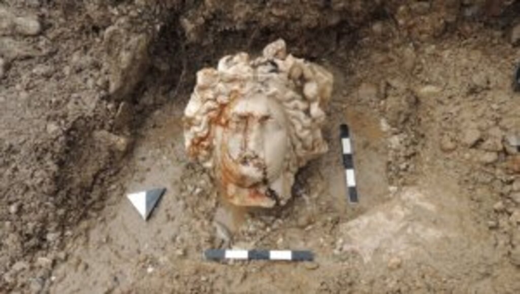 Aizanoi Antik Kenti kazısında 'Afrodit' ve 'Dionysos' heykel başları bulundu