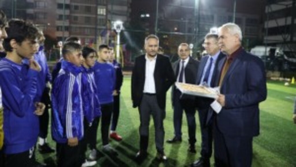 İLKADIM BELEDİYESİ’NDE SPOR KULÜPLERİNE TATLI MORAL DESTEĞİ