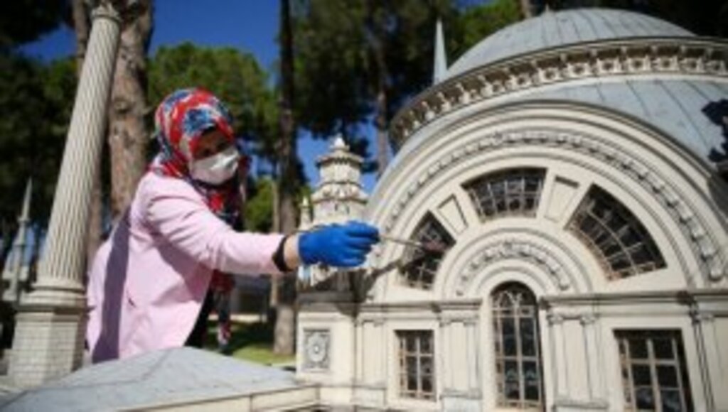 Kepez Açık Hava Müzesinde minyatür eserler titizlikle temizleniyor