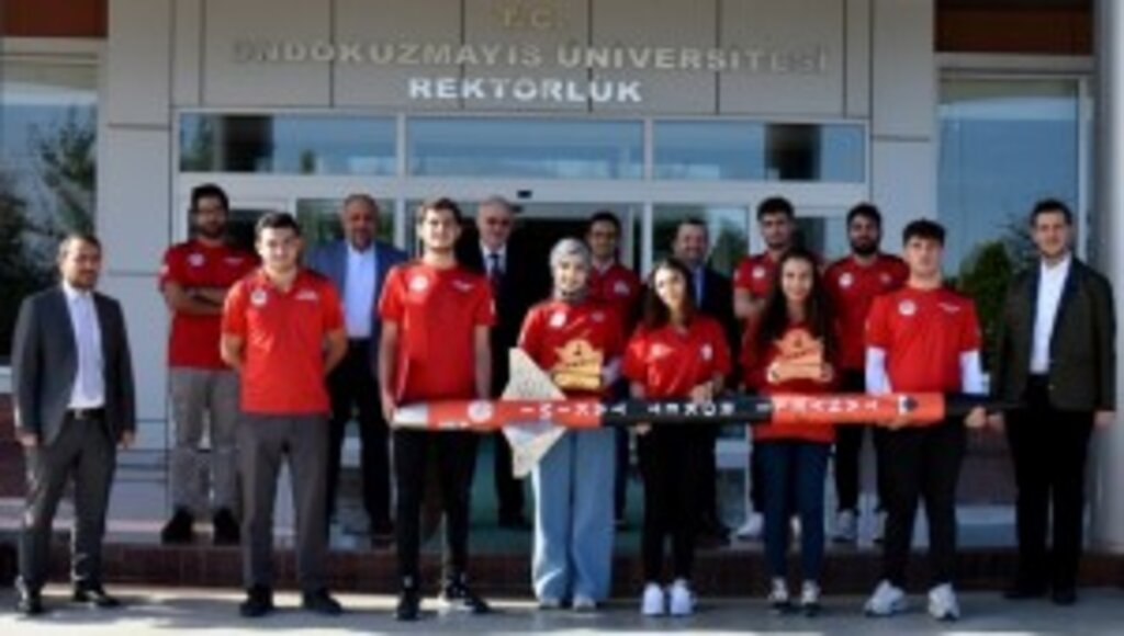 Rektör Ünal, Teknofest 2021’de Türkiye Şampiyonu Olan Tanyeli Roket Takımı’nı Kutladı