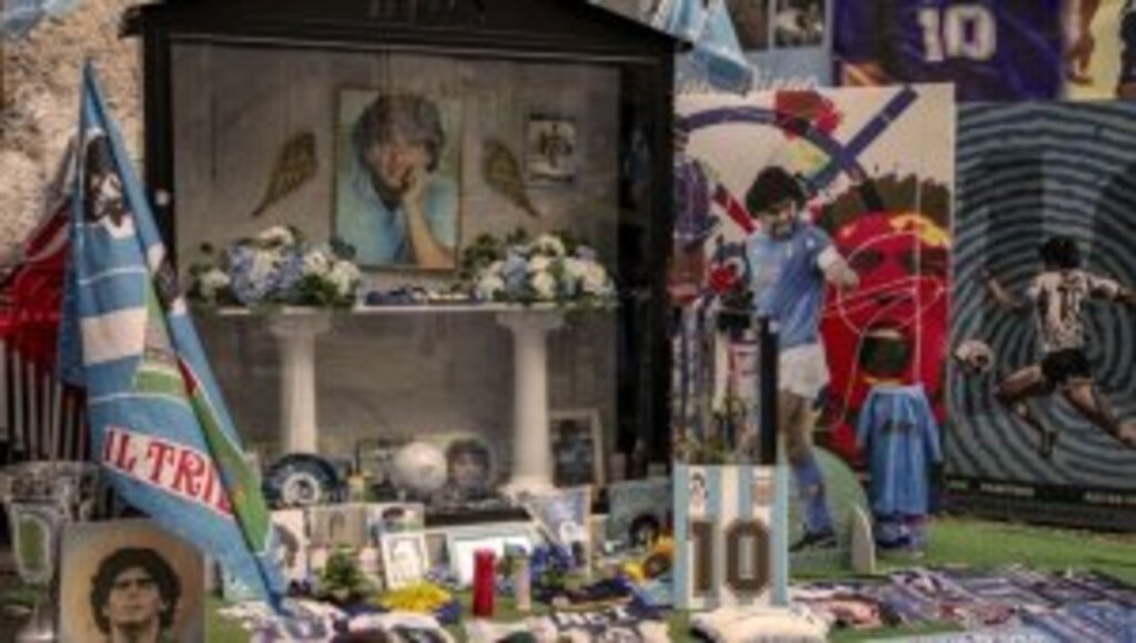 Futbol efsanesi Maradona vefatının 1. yılında anılıyor